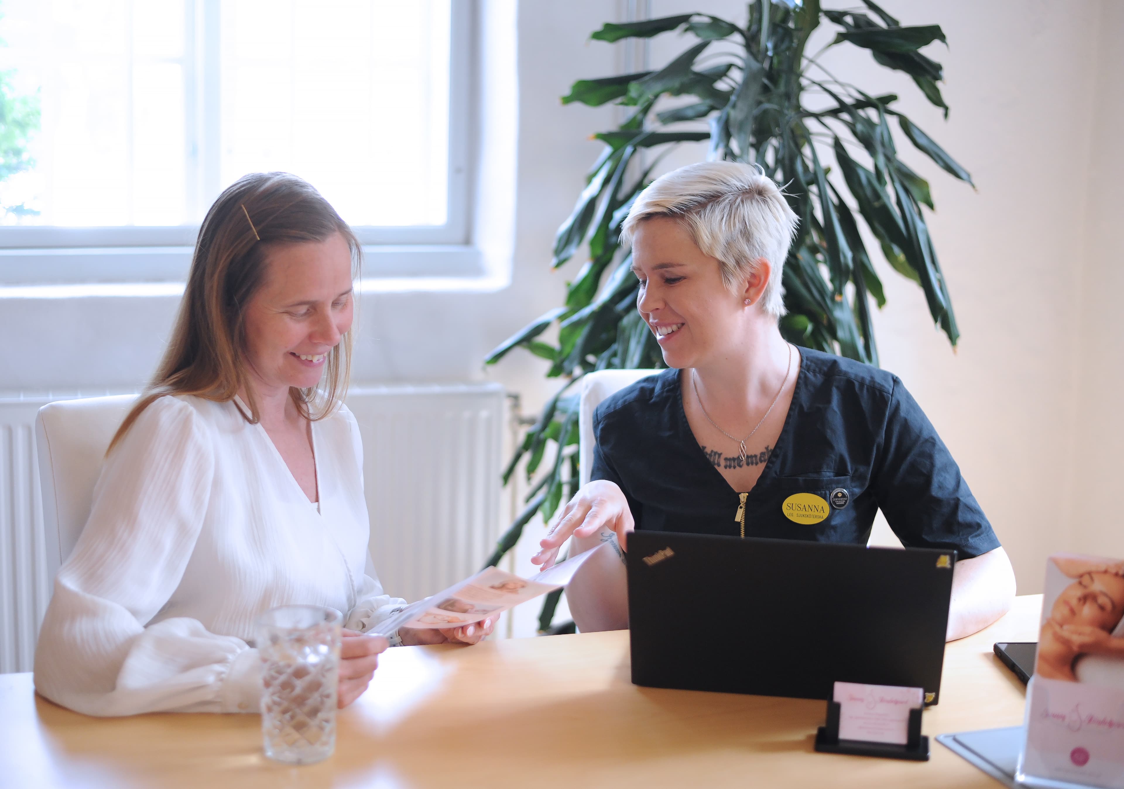 Klient som får en estetisk injektionsbehandling utförd av vårdpersonal på Sannas Skönhetsvård