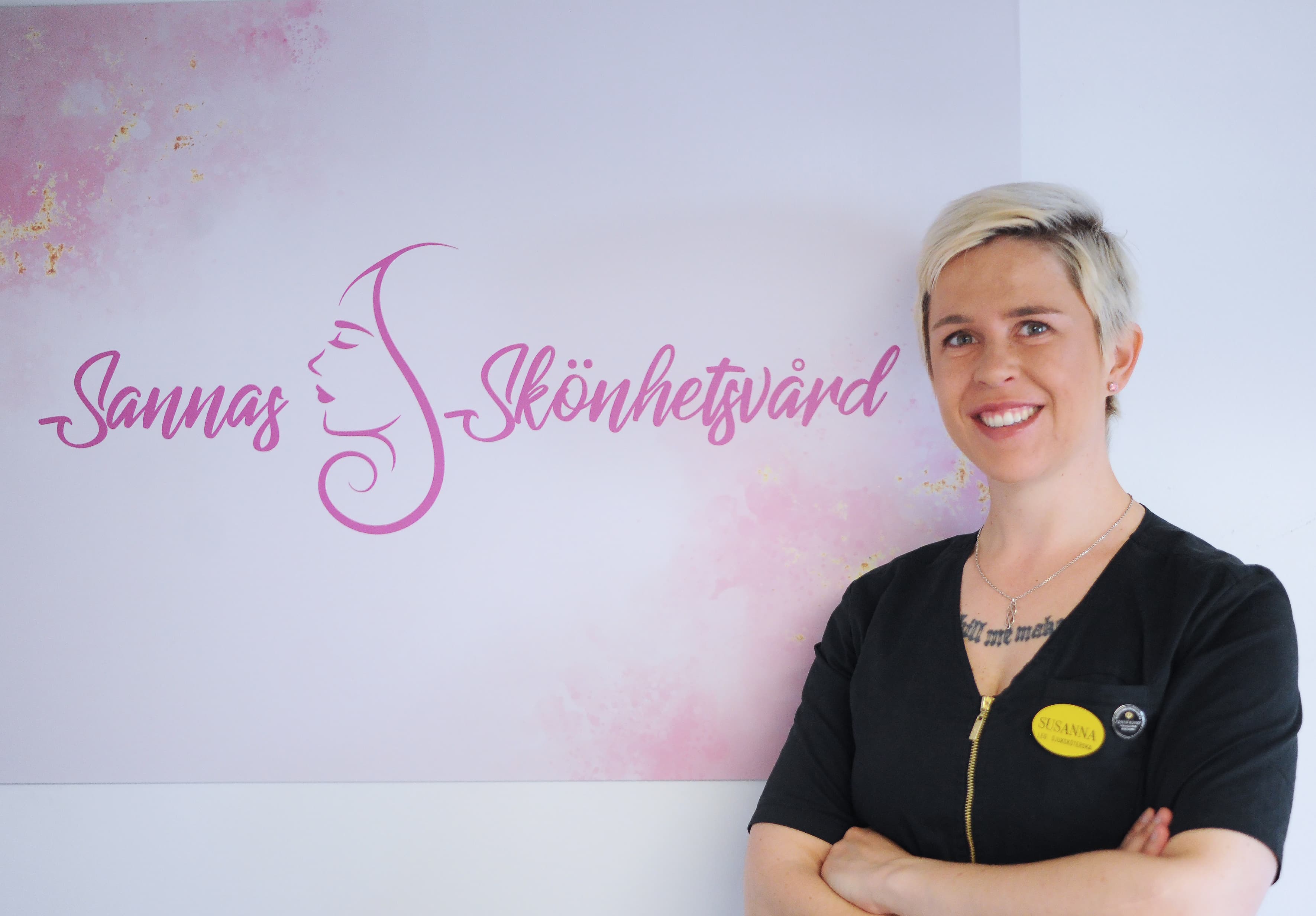 Behandlare utför en hudförnyande ansiktsbehandling på en klient i klinikens behandlingsrum
